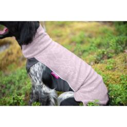Detailfoto Pomppa JumppaPomppa fleece kleur Elderberry op hond, Pomppa label en fleecepatroon zichtbaar