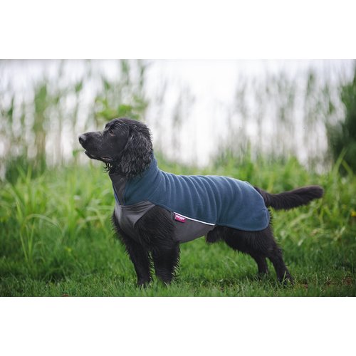 Pomppa JumppaPomppa Fleece Trui Hond 9 Zwarte cocker spaniel draagt Pomppa JumppaPomppa fleece trui in kleur Midnight, staand in gras bij water