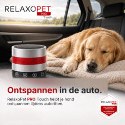 RelaxoPet PRO Touch anti-stress systeem voor honden 20 RelaxoPet PRO Touch in de auto naast een slapende hond op een reisdeken