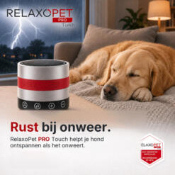 RelaxoPet PRO Touch anti-stress systeem voor honden 18 Hond slaapt rustig op de bank tijdens onweer met de RelaxoPet PRO Touch ernaast