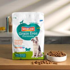 Smølke Grain Free Formula verpakking met brokjes in witte kom