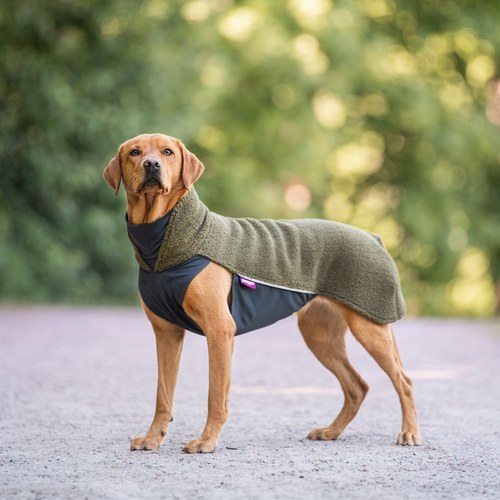 PolarPomppa Fleece Hondentrui met Rits 10 Hond in de olijfgroene PolarPomppa met slanke pasvorm zonder beenelastieken