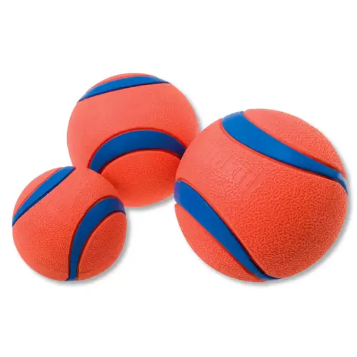 Chuckit Ultra Ball 2 Chuckit! Ultra Ball in drie maten naast elkaar, oranje rubber