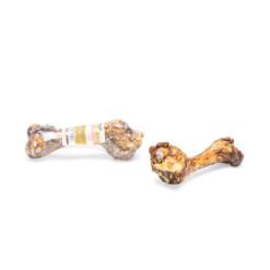 Beeztees Gedroogd Varkensbot 20 cm – twee gedroogde varkensbotten op witte achtergrond, met en zonder folieverpakking