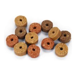 Close-up van de zachte hondensnacks in drie smaken kip, lam en rund