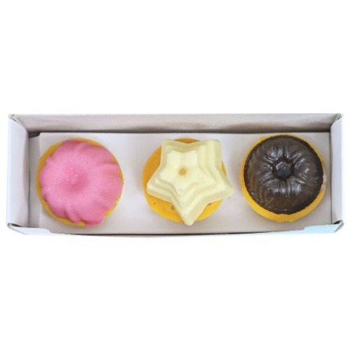 Hondencupcakes met kaas | Blue Tree Cheesie Cupcakes 3x16g 3 Drie Blue Tree Cheesie Cupcakes hondencupcakes in roze, wit en bruin in een geopend doosje
