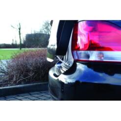 Car Cooler – Kofferbak Ventilatie voor Honden 20 Car Cooler 10cm klem bevestigd aan kofferbakklep van donkerblauwe auto voor ventilatie van hond