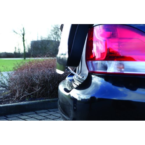 Car Cooler – Kofferbak Ventilatie voor Honden 11 Car Cooler 10cm klem bevestigd aan kofferbakklep van donkerblauwe auto voor ventilatie van hond