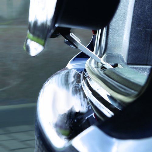 Car Cooler – Kofferbak Ventilatie voor Honden 5 Car Cooler 10cm klem gemonteerd op kofferbakklep van zilveren auto, close-up gegalvaniseerd metaal