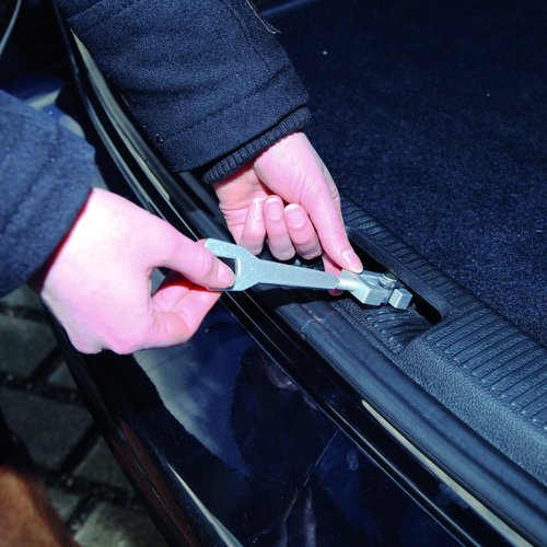 Car Cooler – Kofferbak Ventilatie voor Honden 12 Handen die Car Cooler 10cm klem monteren aan kofferbakklep van zwarte auto voor ventilatie hond