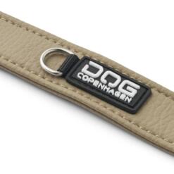 DOG Copenhagen Urban Classic hondenhalsband zandkleurig (Desert Dune), close-up DOG Copenhagen label, witte achtergrond
