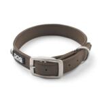 DOG Copenhagen Urban Classic: nieuwe halsband en lijn van veganistisch leer 12 DOG Copenhagen Urban Classic hondenhalsband mocca, volledig aanzicht in ringvorm, witte achtergrond