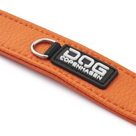 DOG Copenhagen Urban Classic: nieuwe halsband en lijn van veganistisch leer 7 DOG Copenhagen Urban Classic hondenhalsband oranje (Orange Sun), close-up DOG Copenhagen label, witte achtergrond