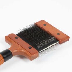 Detail van de flexibele kop van de Japandi Duo slickerborstel