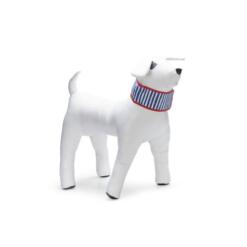 Beeztees Stripeze koelhalsband in blauw wit gestreept met rode rand om de nek van een witte hond