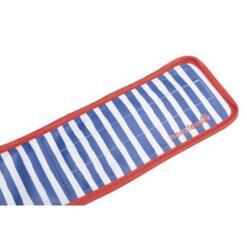 Detail van de Beeztees koelhalsband met logo op de blauw wit gestreepte band
