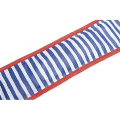 Detail van de blauw wit gestreepte stof en rode rand van de koelhalsband voor honden