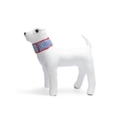 Blauw wit gestreepte koelhalsband voor de hond, zijaanzicht op een staande hond