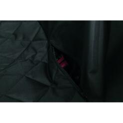 Uitsparing in de auto-beschermdeken voor de veiligheidsgordel, gordel zichtbaar door opening