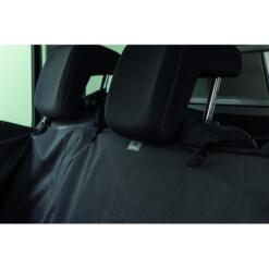 Auto-beschermdeken gemonteerd over achterkant voorstoelen, Trixie label zichtbaar op het zitvlak