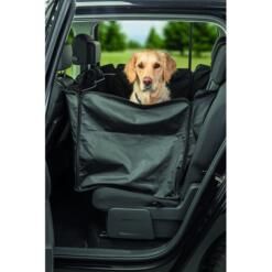 Golden Retriever zittend achter neergeklapt zijstuk van auto-beschermdeken, helft achterbank in gebruik