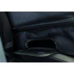 Autostoel voor honden – tot 8 kg 15 Detailopname bevestigingsconstructie Trixie autostoel hond geplaatst in auto-interieur