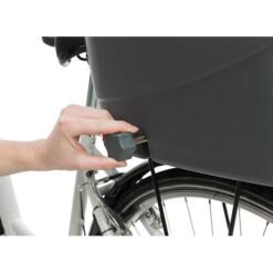 Montage Trixie hondenfietsmand stap 10: verstelknop aandraaien op fiets