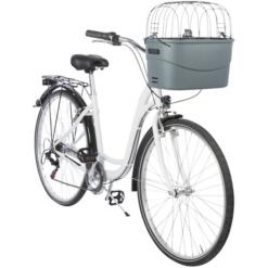 Trixie Stuur-Fietsmand voor Honden – Grijs 32 Trixie stuur-fietsmand grijs gemonteerd op witte stadsfiets, volledig zijaanzicht