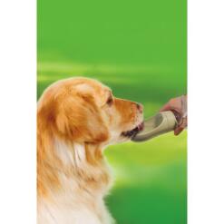 Hond geniet van schoon water uit de Travel Drinkfles. ideaal accessoire voor outdoor activiteiten