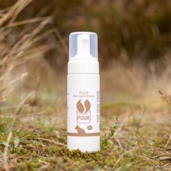 PUUR Hot Spot Foam flacon in het gras, schuim tegen warme plekken op de hondenhuid