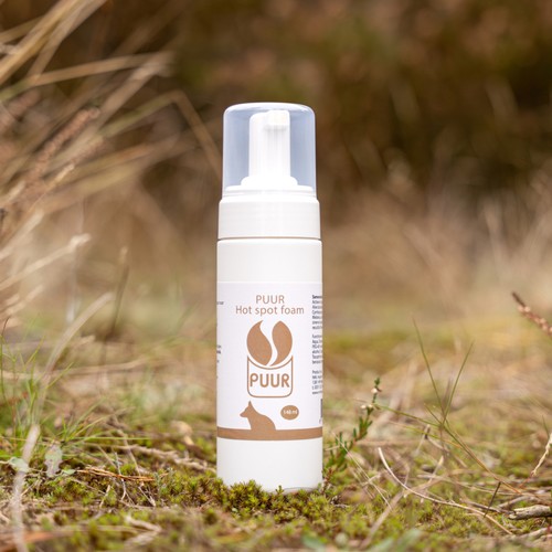 PUUR Hot Spot Foam 3 PUUR Hot Spot Foam flacon in het gras, schuim tegen warme plekken op de hondenhuid