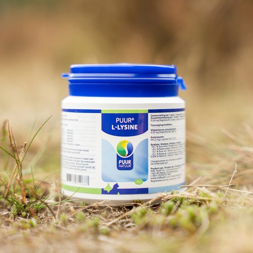 PUUR L-Lysine voor Honden | Weerstand 3 PUUR L-Lysine pot in het gras, weerstandssupplement voor honden