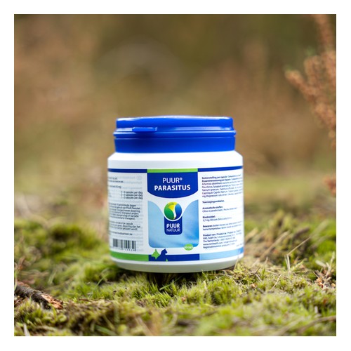 PUUR Parasitus capsules voor de hond | Darmweerstand 4 PUUR Parasitus capsules pot in natuurlijke omgeving