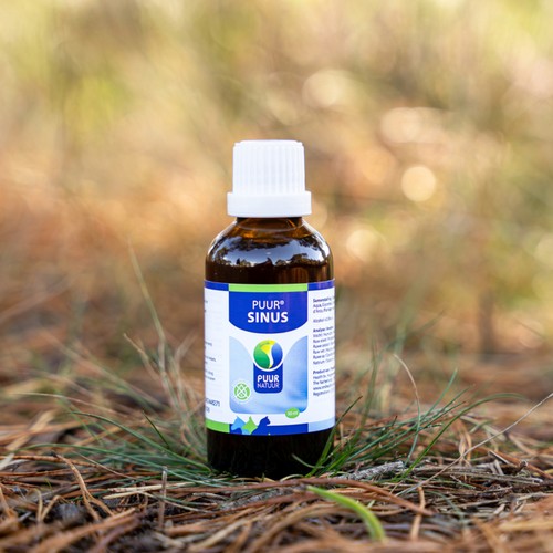 PUUR Sinus alcoholvrij voor de luchtwegen 4 Flesje PUUR Sinus alcoholvrij in de natuur op een bosbodem
