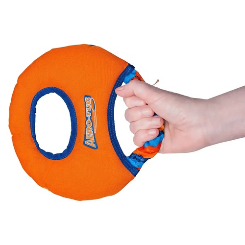 Aero-Tug Hondenfrisbee | Zacht, Drijvend en met Bungee 4 Hand houdt de oranje Aero-Tug hondenfrisbee vast aan het elastische bungee handvat