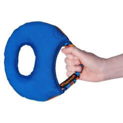 Aero-Tug Hondenfrisbee | Zacht, Drijvend en met Bungee 11 Aero-Tug hondenfrisbee van 22 cm in een hand, zodat het formaat goed te zien is