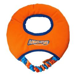 Oranje Aero-Tug hondenfrisbee van Tug-E-Nuff met blauwe rand en elastisch bungee handvat