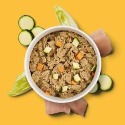 Nutriment Fresh | Vers Hondenvoer, 5 smaken 16 Voerbak met Nutriment Fresh kip, met plakjes courgette, wortel en witlof ernaast
