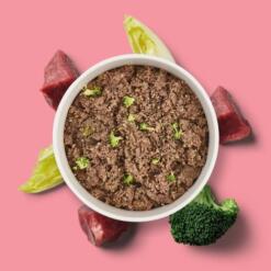 Nutriment Fresh | Vers Hondenvoer, 5 smaken 17 Voerbak met Nutriment Fresh rundvlees, met stukjes broccoli en witlof ernaast