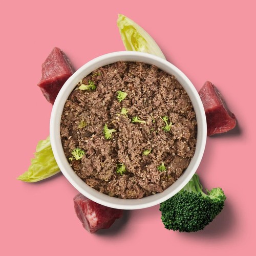 Nutriment Fresh | Vers Hondenvoer, 5 smaken 9 Voerbak met Nutriment Fresh rundvlees, met stukjes broccoli en witlof ernaast