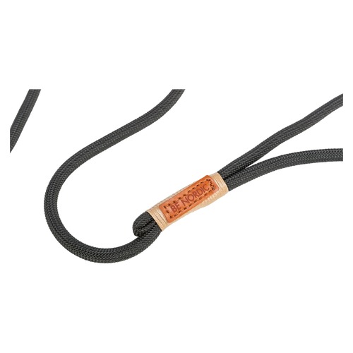 TRIXIE BE NORDIC Retrieverlijn | Touw 7 Leren BE NORDIC label op het zwarte touw van de TRIXIE retrieverlijn