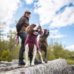 Wandelaar met twee honden in de wollen hondenjas WooliePomppa