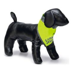 Reflecterende bandana hond Beeztees Safety Gear Chiny 9 Gele hondenbandana met klittenbandsluiting, zijkant op zwarte etalagehond