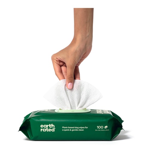 Earth Rated Hondendoekjes Geurloos, 100 stuks 5 Hand houdt een vochtig Earth Rated hondendoekje vast boven de verpakking