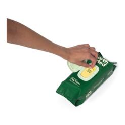 Hand trekt een geurloos hondendoekje uit de Earth Rated verpakking