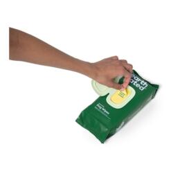 Hand trekt een hondendoekje uit de Earth Rated verpakking