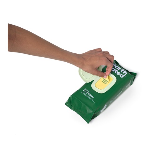 Earth Rated Hondendoekjes Lavendel, 100 stuks 3 Hand trekt een hondendoekje uit de Earth Rated verpakking