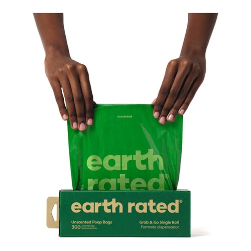 Poepzakjes Earth Rated 300 stuks in Dispenserdoos 3 Handen trekken een groen Earth Rated poepzakje uit de dispenserdoos