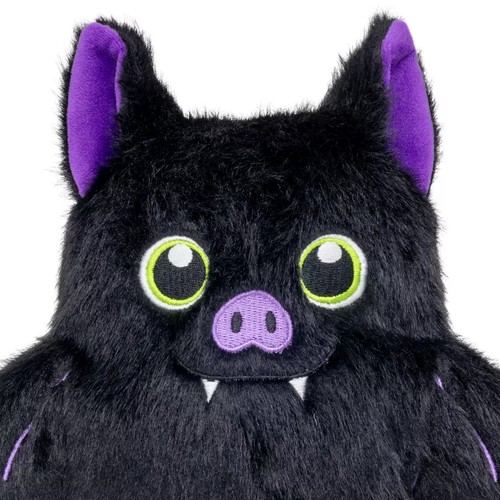 Halloween hondenspeelgoed: KONG Snuzzles Bat & Bear 6 Close up van de KONG Halloween Snuzzles Bat met groene ogen en geborduurde tandjes
