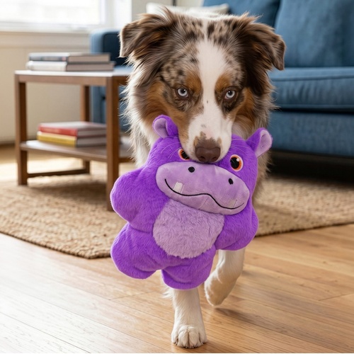 KONG Snuzzles XL Hippo | Premium hondenknuffel met pieper 4 Grote hond speelt actief met KONG Snuzzles XL hippo hondenknuffel